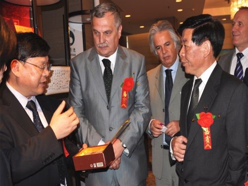 At the promotion meeting of Hunan dark tea in Romania, Chairman Zhou Chongwang introduced Zangzhuan 